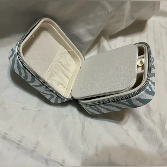 White and Gray Jewelry Box - Picture 3 of 5